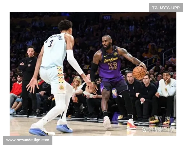 詹姆斯场边观战湖人,指导年轻球员战术跑位 詹姆斯场边观战湖人,指导年轻球员战术跑位