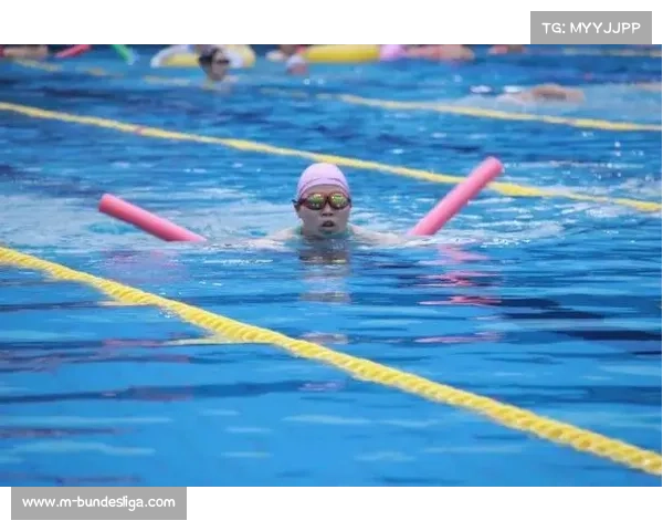黑龙江财经学院游泳比赛现场观众呐喊助威,水花与激情交织 黑龙江财经学院游泳比赛现场观众呐喊助威,水花与激情交织