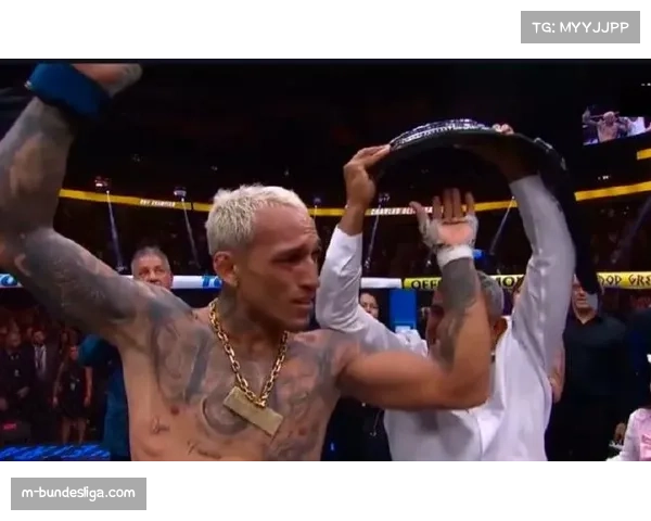 查尔斯·奥利维拉一致判定战胜麦克斯·霍洛威，加冕UFC首位BMF冠军